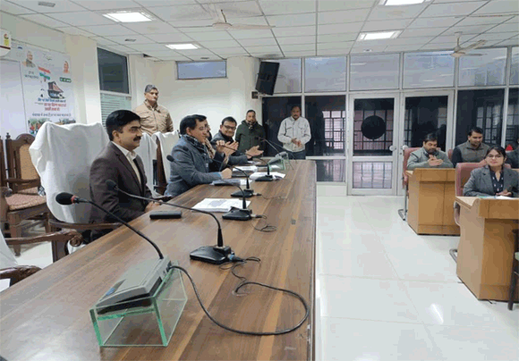जिलाधिकारी की अध्यक्षता में हुयी विकास कार्यों की मासिक समीक्षा बैठक