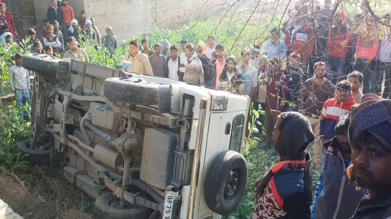 बहनों के साथ घर आ रही युवती को अगवा करने का प्रयास, तेज रफ्तार बोलेरो अनियंत्रित होकर पलटी