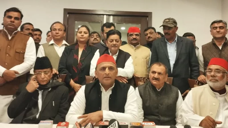 अखिलेश यादव मुरादाबाद में BJP पर बरसे, ‘आजम खां पर लगे झूठे मुकदमे, भाजपा के इशारे पर काम कर रहा प्रशासन’