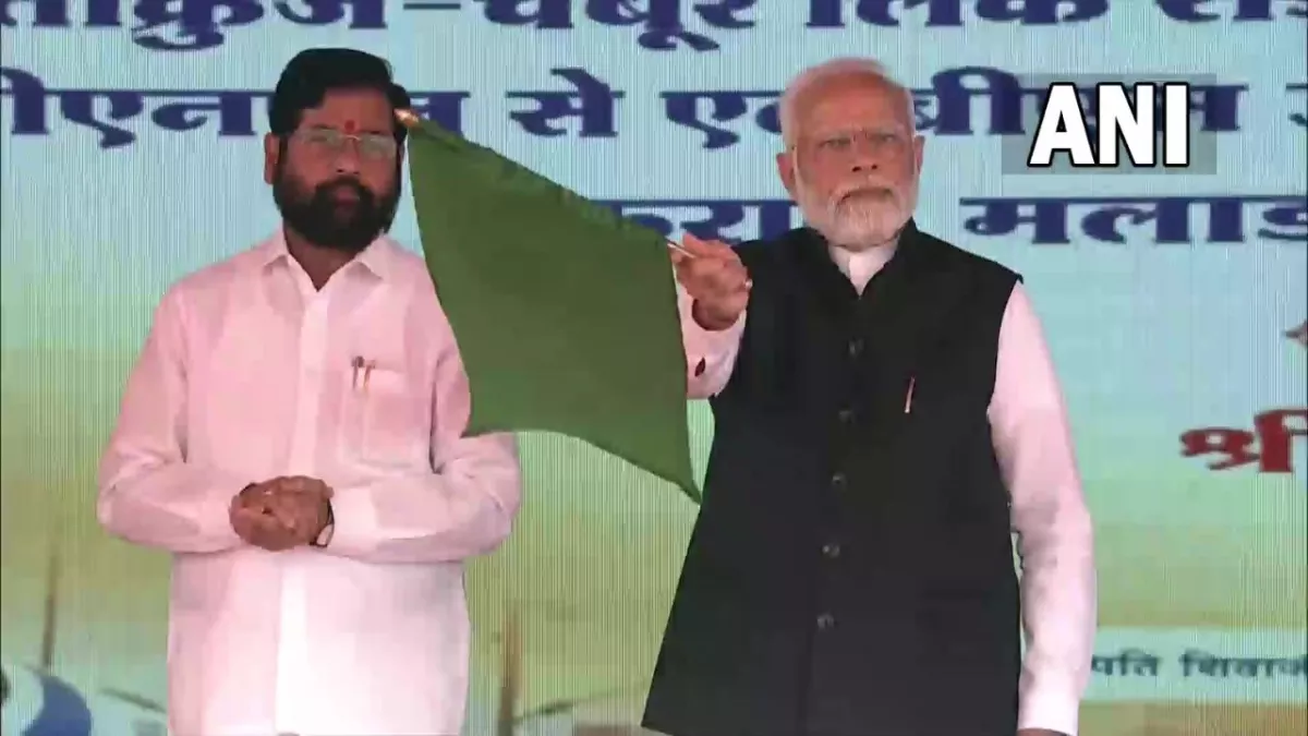 PM Modi ने दो वंदे भारत एक्सप्रेस को दिखाई हरी झंडी, मुंबई से सोलापुर और शिर्डी के बीच चलेगी ट्रेनें