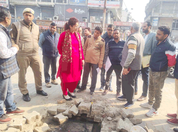 खंभों पर पोस्टर-बैनर लगाने वालों पर लगेगा जुर्माना