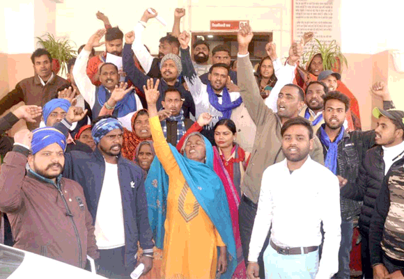 विभिन्न मांगों को लेकर जिलाधिकारी कार्यालय पर गरजे आसपा कार्यकर्ता