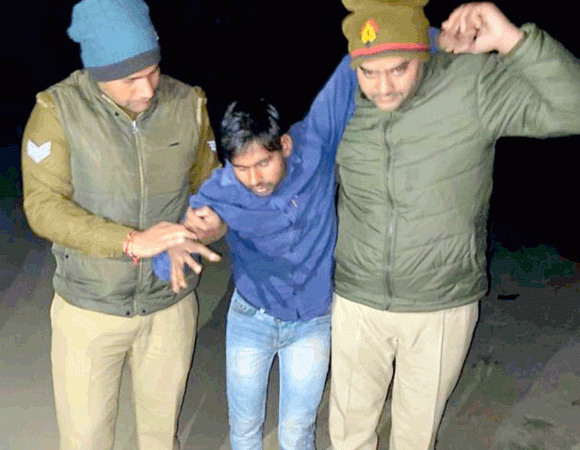 मुठभेड़ में पुलिस ने दबोचे चार शातिर लुटेरे, सुपरवाइजर से हुई लूट की घटना का किया खुलासा