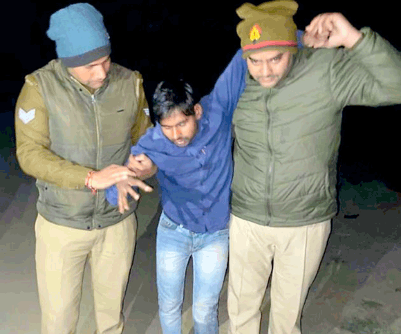 मुठभेड़ में पुलिस ने दबोचे चार शातिर लुटेरे, सुपरवाइजर से हुई लूट की घटना का किया खुलासा