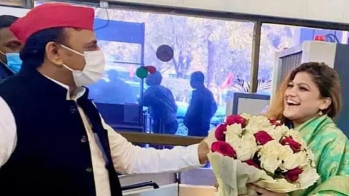 सपा ने स्वामी प्रसाद से असहमत पूर्व प्रवक्‍ता रोली तिवारी और ऋचा सिंह को किया निष्कासित