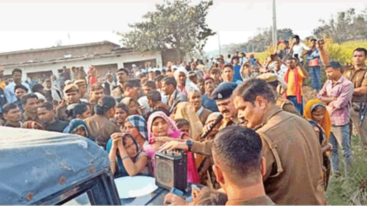 महिला को रौंदते हुए घर में घुस गई कार, नाराज ग्रमीणों ने चालक को बनाया बंधक- दारोगा पर छोड़ा हाथ