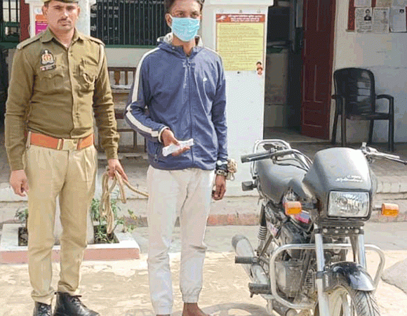 चोरी की बाइक के साथ पुलिस ने पकड़ा वाहन चोर
