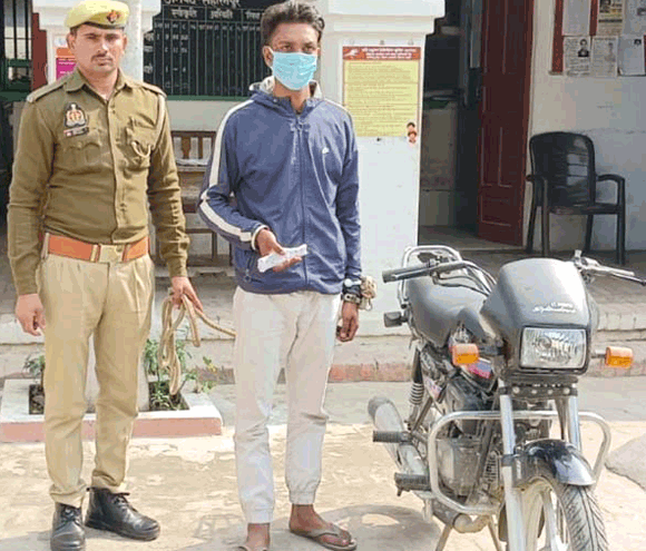 चोरी की बाइक के साथ पुलिस ने पकड़ा वाहन चोर