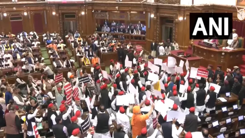 राज्यपाल के अभिभाषण के दौरान सपा का जोरदार विरोध प्रदर्शन; मीडिया कर्मियों संग धक्कामुक्की
