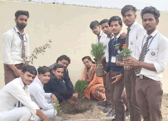 शिविर में स्वयंसेवकों ने किया पौधरोपण
