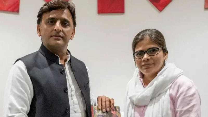 सपा से निष्कासित की गईं पूर्व प्रवक्‍ता ऋचा स‍िंह ने पार्टी पर कार्रवाई करने के ल‍िए EC से लगाई गुहार