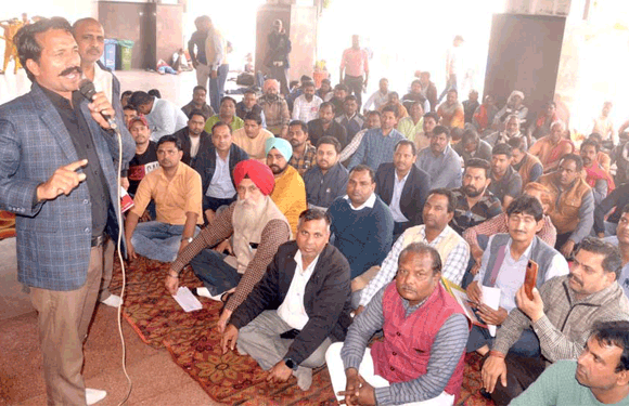 पुरानी पेंशन बहाली की मांग को लेकर रेलवे स्टेशन पर किया प्रदर्शन