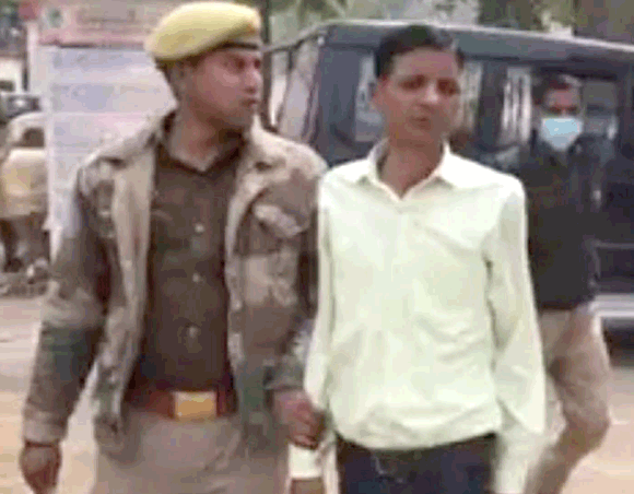 एंटी क्रप्शन टीम ने लेखपाल को रिश्वत लेते रंगेहाथ दबोचा