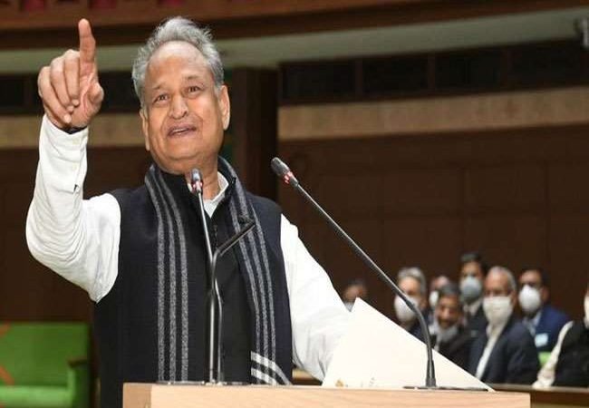 Rajasthan Budget 2023 Live: दस मिनट तक पुराना बजट पढ़ते रहे CM गहलोत, राजस्थान विधानसभा में भारी हंगामा