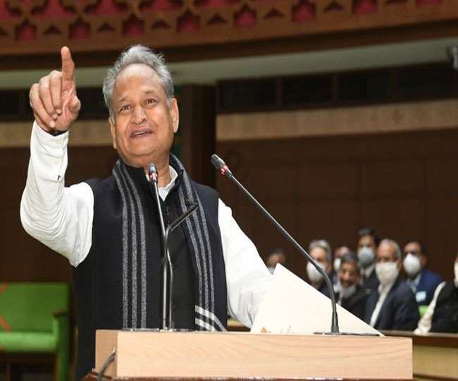 Rajasthan Budget 2023 Live: दस मिनट तक पुराना बजट पढ़ते रहे CM गहलोत, राजस्थान विधानसभा में भारी हंगामा