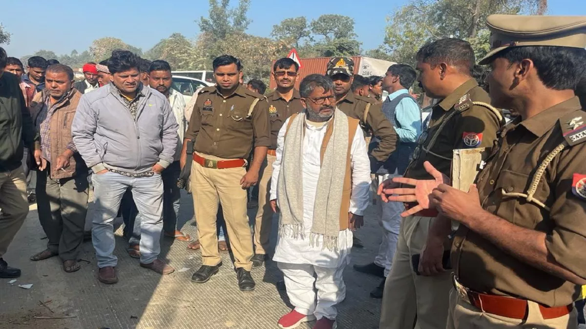 अयोध्‍या में भीषण हादसा, तेज रफ्तार अनियंत्रित टाटा मैजिक पलटने से नीचे दबे 5 लोगों की मौत