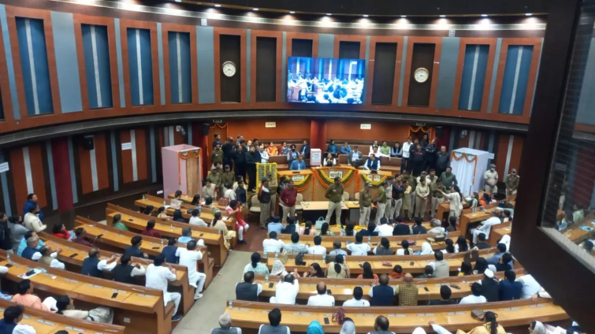 स्थायी समिति चुनाव में बवाल, सदन में तोड़ फोड़; बार-बार स्थगित करनी पड़ी रही है कार्यवाही