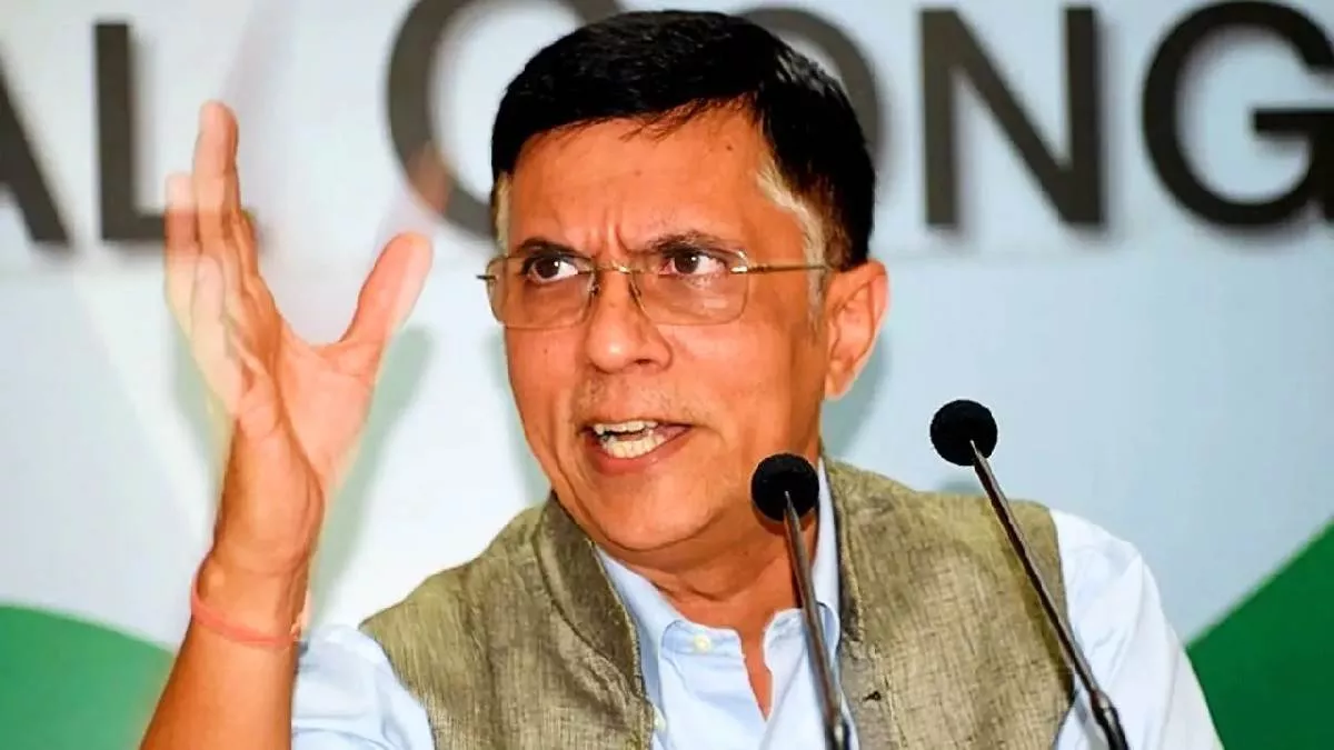 रायपुर जा रहे पवन खेड़ा को दिल्ली में फ्लाइट से उतारा गया, एयरपोर्ट पर ही धरने पर बैठे कांग्रेस नेता