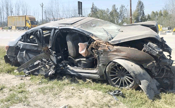 हाईवे पर तेज रफ्तार कार डिवाइडर से टकराई, एक युवक की दर्दनाक मौत