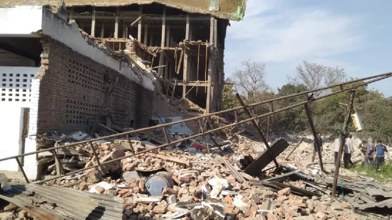 पूर्व विधायक की निर्माणाधीन कोल्ड स्टोरेज का लिंटर गिरा, 35 दबे; 5 की मौत की सूचना