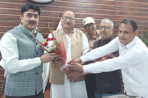 शिक्षकों ने किया जिलाधिकारी का सम्मान