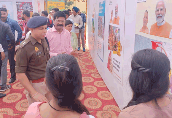 सूचना विभाग की प्रदर्शनी में उमड़ी दर्शकों की भीड़