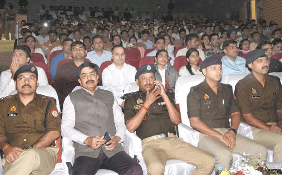 जनमंच सभागार में पुलिस व प्रशासनिक अधिकारियों ने देखा लखनऊ के कार्यक्रम का सजीव प्रसारण