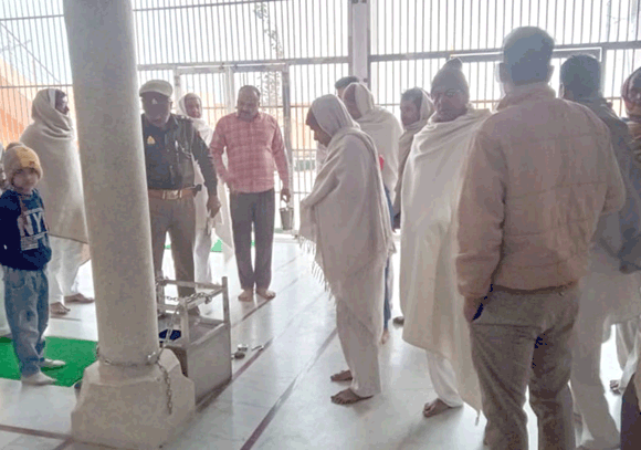 अज्ञात चोरों ने मंदिर का दानपत्र किया चोरी