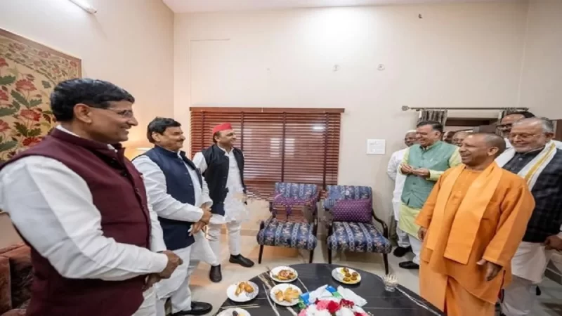 सदन में गरमागरम बहस के बाद जब आमने सामने आए Yogi-Akhilesh तो लगाए ठहाके, सोशल मीडिया ने यूं दिया रिएक्शन