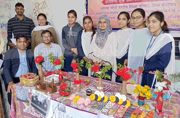प्रदर्शनी में छात्र-छात्राओं द्वारा बनाए गए उत्पादों को सराहा