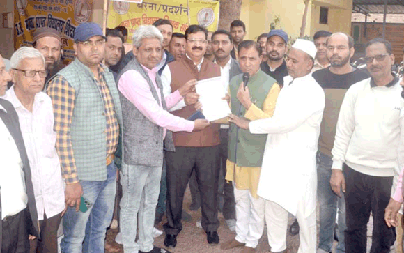 विभिन्न मांगों को लेकर बीएसए कार्यालय पर गरजे मान्यता प्राप्त विद्यालय संचालक