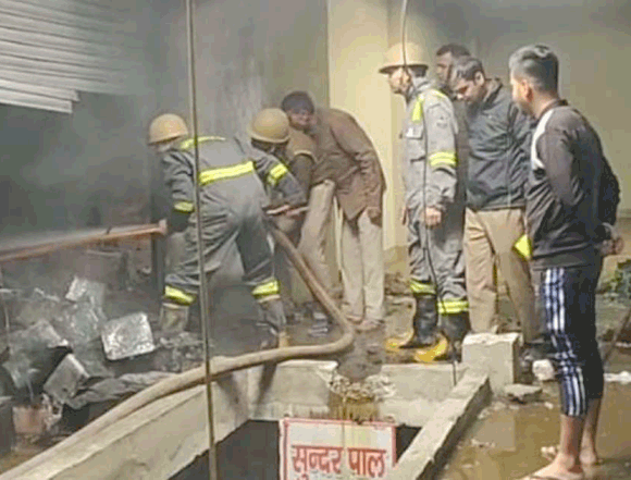 तीन मंजिला दुकान में आग लगने से लाखों का सामान जलकर खाख