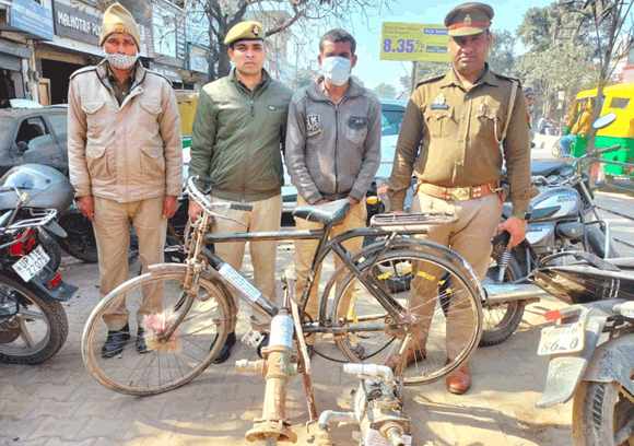 पुलिस के हत्थे चढ़ा शातिर चोर, सामान बरामद