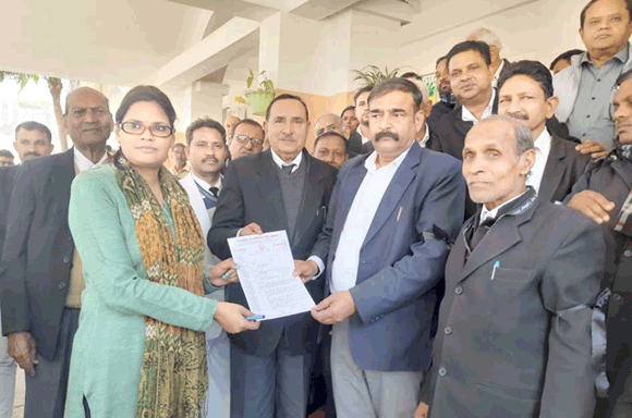 विभिन्न मांगों को लेकर जिला मुख्यालय पर गरजे अधिवक्ता