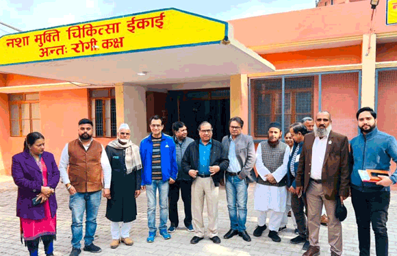 रोगी कल्याण समि िके पदाधिकारियों ने नशा मुक्ति केंद्र का निरीक्षण