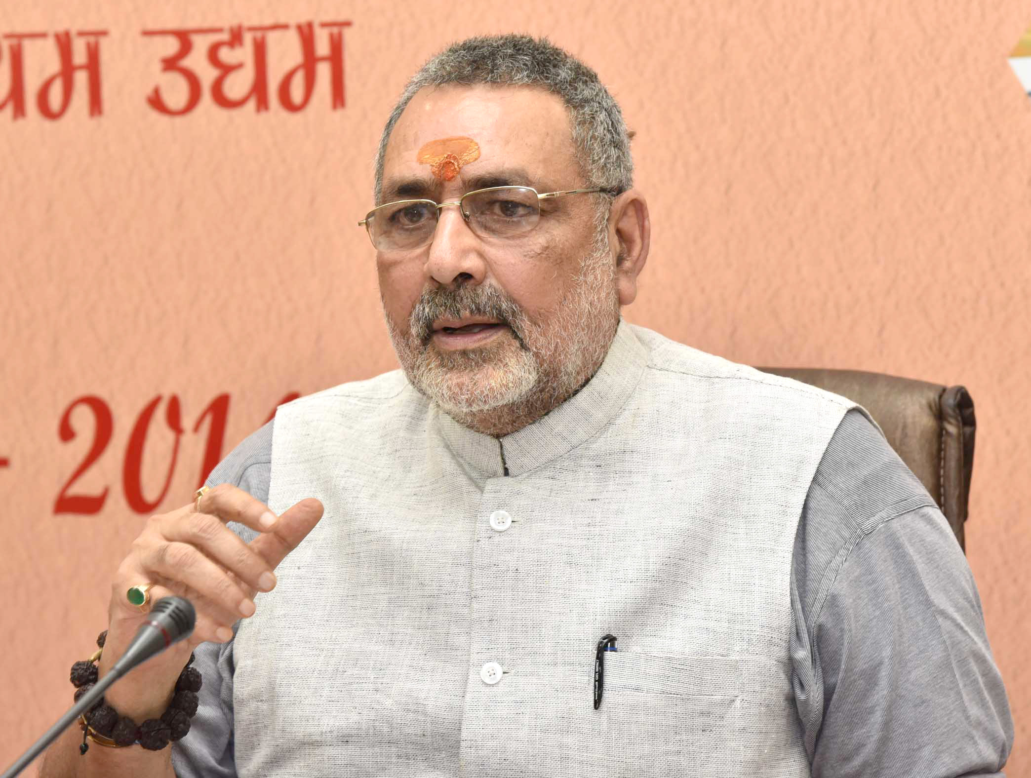 जहर उगलते हैं ओवैसी, जिन्ना चले गए वारिस छोड़ गए- गिरिराज सिंह