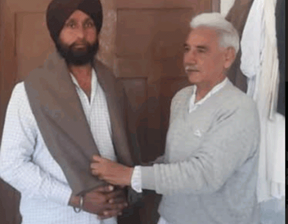 पनियाली प्रधान पवित्र सिंह को शाल ओढ़ाकर किया सम्मानित