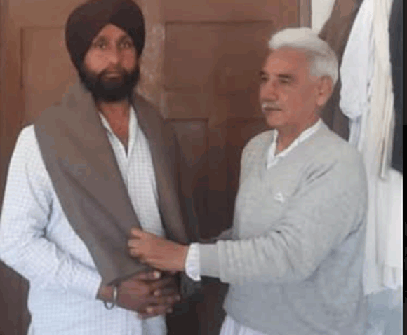 पनियाली प्रधान पवित्र सिंह को शाल ओढ़ाकर किया सम्मानित