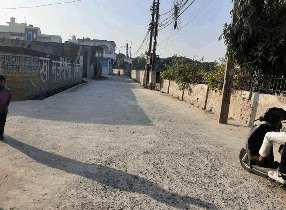 पांच माह पूर्व बनी सडक उखडने से लोगों के लिए बनी परेशानी का सबब