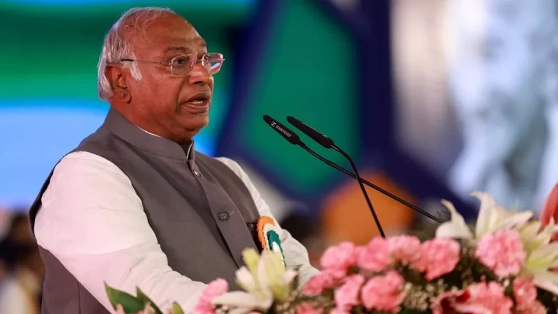 कांग्रेस कार्यकर्ताओं की बैठक में बोले मल्लिकार्जुन खरगे, भाजपा के विरुद्ध विभिन्न दलों को एकजुट कर रही पार्टी