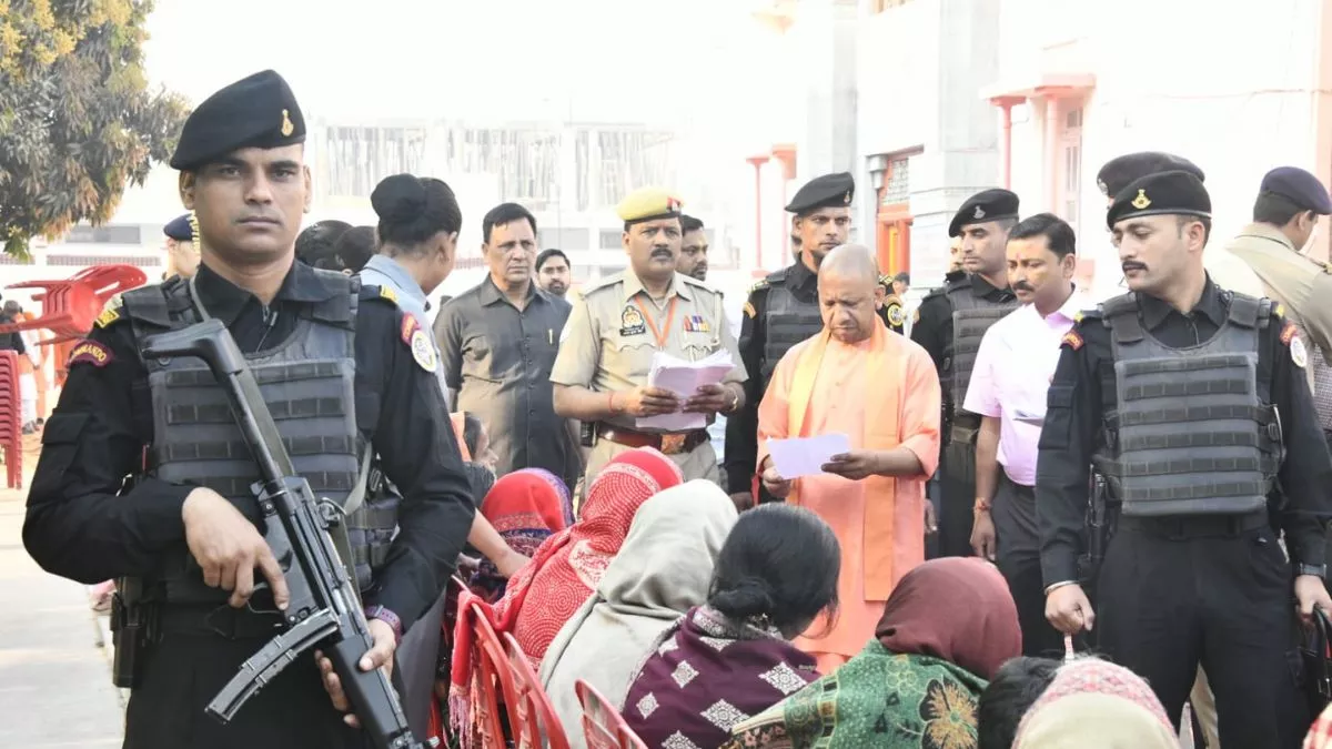 जनता दर्शन में CM योगी ने सुनी लोगों की फरियाद, बोले- इलाज कराने में आर्थिक मदद कर रही UP सरकार