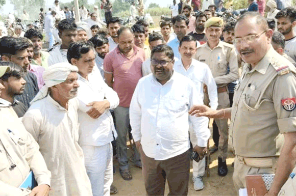 ईंटों की ढांग के नीचे दबकर श्रमिक व तीन घोड़ों की मौत