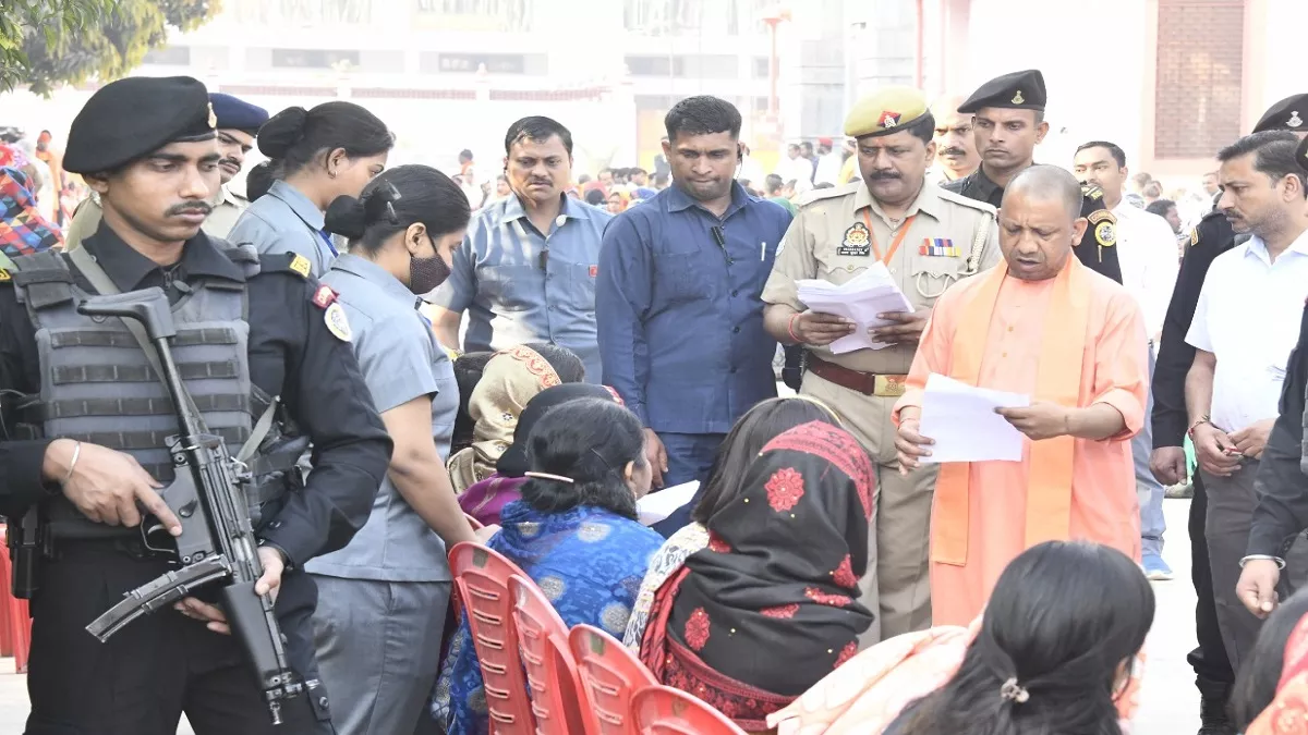 ‘बिलकुल मत घबराइए…मैं हूं ना’, जनता दर्शन में 400 लोगों की समस्याएं सुनने के बाद बोले CM योगी