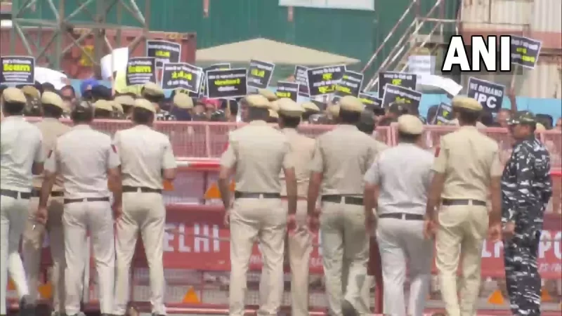 Live: केंद्र सरकार के खिलाफ विपक्षी दलों का संसद भवन से ED दफ्तर तक मार्च, विजय चौक पर रोका गया