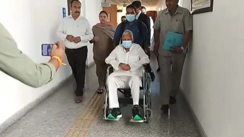 Lalu Yadav दिल्ली की राउज एवेन्यू कोर्ट पहुंचे, राबड़ी और मीसा भी साथ, Land for Job घोटाला मामले में आज सुनवाई