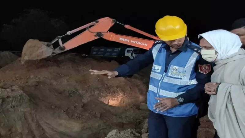 खेलते समय 50 फीट गहरे बोरवेल में गिरा 8 साल का बच्चा, CM शिवराज सिंह चौहान ने अधिकारियों से पूछा हाल