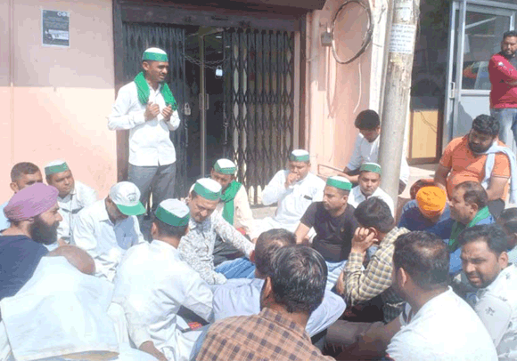 बैंक प्रबंधक की तानाशाही के खिलाफ किसानों ने खोला मोर्चा, दिया धरना