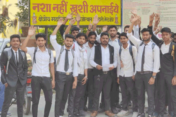 स्टूडेंट्स फेडरेशन ऑफ इंडिया से जुड़े छात्रों ने डीएम को दिया ज्ञापन