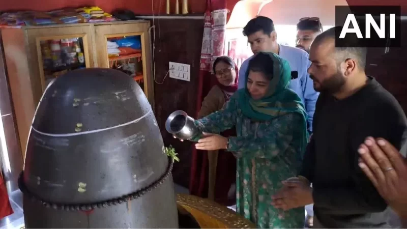 Mehbooba Mufti के मंदिर जाने पर बवाल, पीडीपी प्रमुख ने देवबंद और मुस्लिम धर्मगुरुओं को लताड़ा