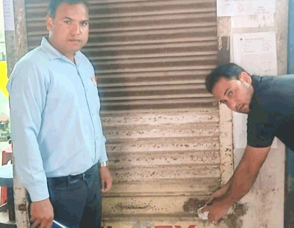 बकाया जमा न करने पर होटल व दो दुकानें सील